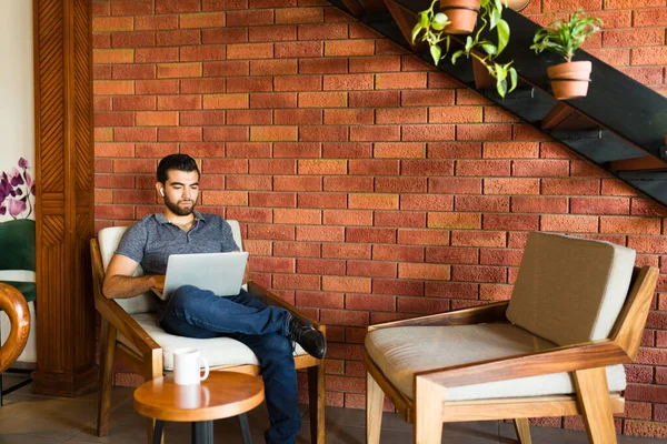 Busy Young Man Doing Freelance Work Computer While Sitting Relaxing — Stock Photo, Image