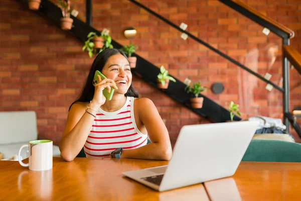 Radosna Piękna Kobieta Rozmawiająca Przez Telefon Dzwoniąca Interesach Podczas Pracy — Zdjęcie stockowe