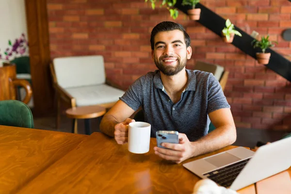 Fröhlicher Lateinischer Mann Der Glücklich Lächelt Während Auf Dem Smartphone — Stockfoto