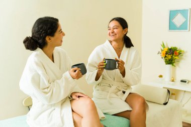 Spa 'da masaj ve güzellik tedavilerinden sonra gülüp eğlenen heyecanlı genç kadınlar.