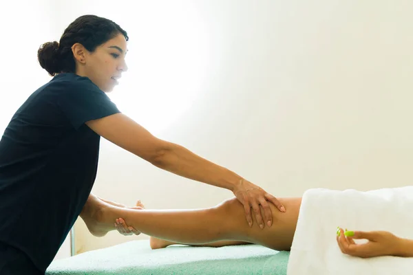Sidovy Vacker Kvinna Terapeut Som Ger Kroppsbehandling Eller Massage Terapi — Stockfoto