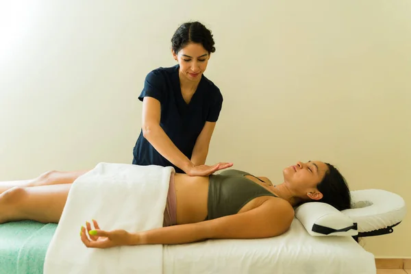 Glückliche Massagetherapeutin Die Wellness Center Lächelt Und Einer Entspannten Lateinamerikanischen — Stockfoto