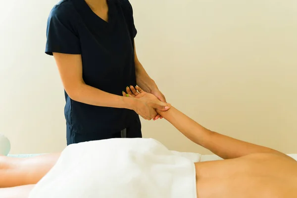 Therapeutin Gibt Einer Jungen Frau Massagetisch Wellnessbereich Eine Körpermassage Oder — Stockfoto