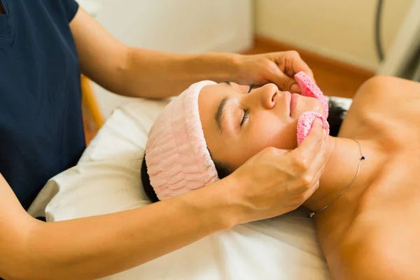 Avslappnad Ung Kvinna Skönhet Hudvård Behandling Ansiktet Peeling Spa — Stockfoto