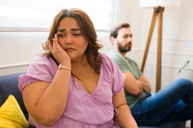 Kızgın erkek arkadaşıyla tartıştıktan sonra ilişki sorunları yüzünden ağlayan Latin bir kadın.