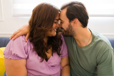 Güzel romantik çift duygularından bahsedip öpüşmek üzereler. Mutlu görünüyorlar ve gülümsüyorlar.