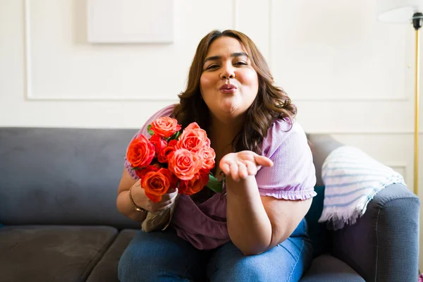 Romantyczna Kobieta Wieje Pocałunek Ekranie Rozmowy Wideo Podczas Odbierania Kwiatów — Zdjęcie stockowe