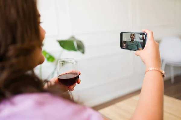 Mujer Hispana Bebiendo Vino Una Relación Larga Distancia Teniendo Una —  Fotos de Stock