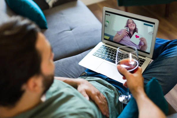 Casal Romântico Virtual Namoro Beber Vinho Durante Dia Dos Namorados — Fotografia de Stock