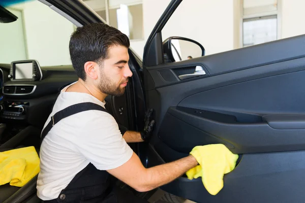 Νέοι Ισπανόφωνοι Άνδρες Αυτοκίνητο Detailer Καθαρισμό Ενός Οχήματος Πόρτα Πίνακα — Φωτογραφία Αρχείου
