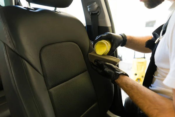 Przycięte Ujęcie Męskiego Pracownika Pracującego Samochodzie Detale Warsztatu Sprzątającego Siedzenie — Zdjęcie stockowe