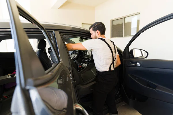 Young Technician Removing Seats Clean Car Interiors Auto Detail Service — Stock Photo, Image