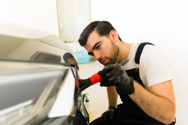 Άνθρωπος Πλύσιμο Αυτοκινήτου Πλέγμα Βούρτσα Και Απορρυπαντικό Στην Λεπτομέρεια Auto — Φωτογραφία Αρχείου