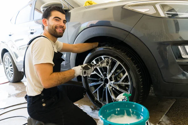 Szczęśliwy Młody Meksykański Mężczyzna Pracownik Mycie Pojazdu Myjni Samochodowej — Zdjęcie stockowe