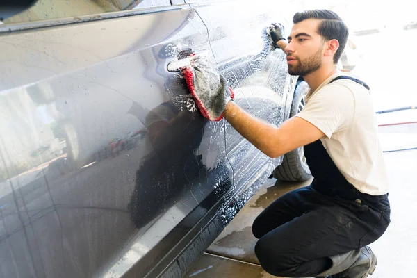 Молодой Латиноамериканец Работающий Автомойке Мыл Двери Машины Помощью Перчатки Микроволокна — стоковое фото