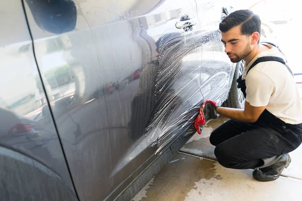 Latin Άνθρωπος Που Εργάζονται Auto Υπηρεσία Λεπτομέρεια Πλύσιμο Ενός Οχήματος — Φωτογραφία Αρχείου