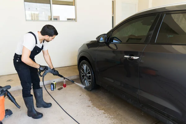 Meksykański Mężczyzna Ciśnienie Mycia Opon Samochodowych Przy Użyciu Węża Ciśnieniowego — Zdjęcie stockowe