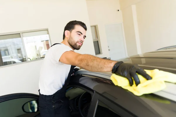 Mexican Man Working Car Wash Cleaning Wiping Car Roof Microfiber — Stock Photo, Image