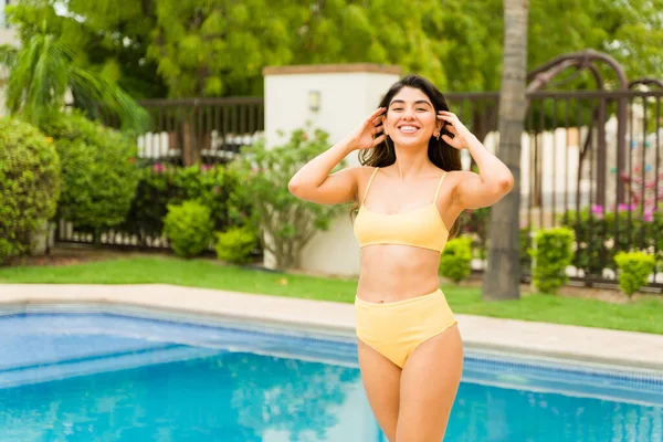 Portrait Attractive Latin Woman Her 20S Beautiful Body Wearing Yellow — Stock Photo, Image