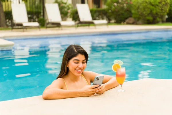 Happy Beautiful Woman Texting Smartphone Enjoying Tropical Drink While Relaxing — Stock Photo, Image
