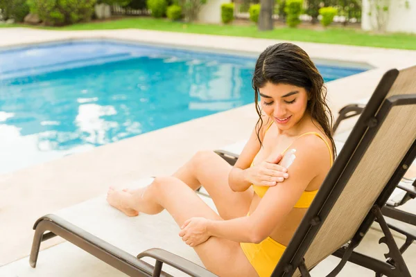 Happy Beautiful Woman Putting Sunscreen Lotion Her Arms Sunbathing Pool — Stock Photo, Image