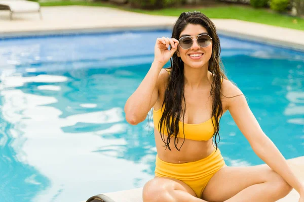 Fresh Young Woman Smiling Putting Her Sunglasses Going Swim Hotel — Stock Photo, Image