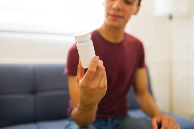 El kremi losyonu ya da fotokopi alanı tasarımı olan bir ürün tutan çekici genç adam.