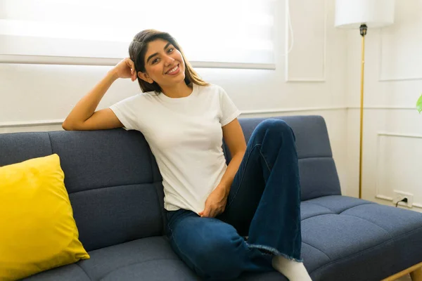 Mujer Hispana Relajada Descansando Sofá Casa Mientras Usa Una Camiseta — Foto de Stock