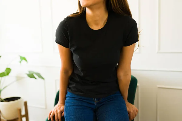 有魅力的年轻女性穿着黑色仿T恤在家里打印标志设计 — 图库照片