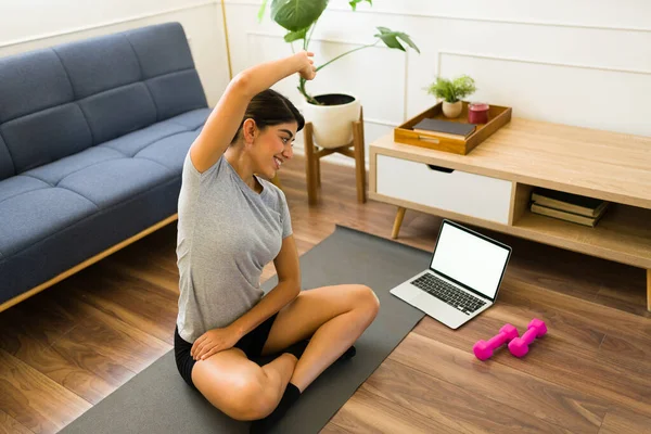 Actieve Jonge Vrouw Doen Yoga Thuis Uit Werken Terwijl Het — Stockfoto