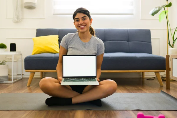 Portret Szczęśliwej Młodej Kobiety Gotowej Trening Domowy Pokazujący Jej Laptop — Zdjęcie stockowe