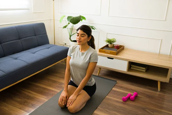 Relaxed Fit Jonge Vrouw Oefenen Yoga Thuis Het Dragen Van — Stockfoto