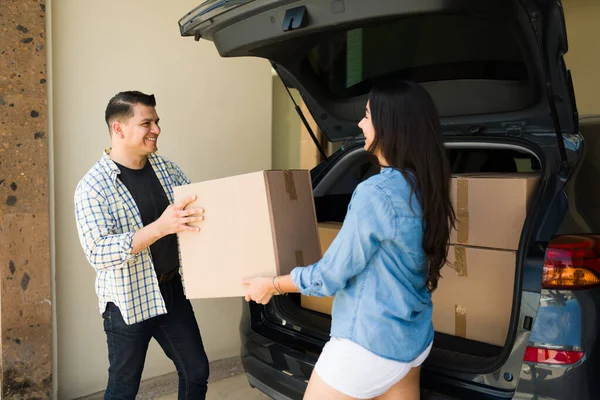 Attractive Couple Getting Cardboard Boxes Out Car Smiling While Moving — Stock Photo, Image