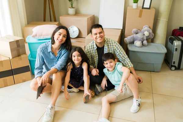 Famille Hispanique Obtenir Nouveau Crédit Hypothécaire Souriant Contact Visuel Tout — Photo