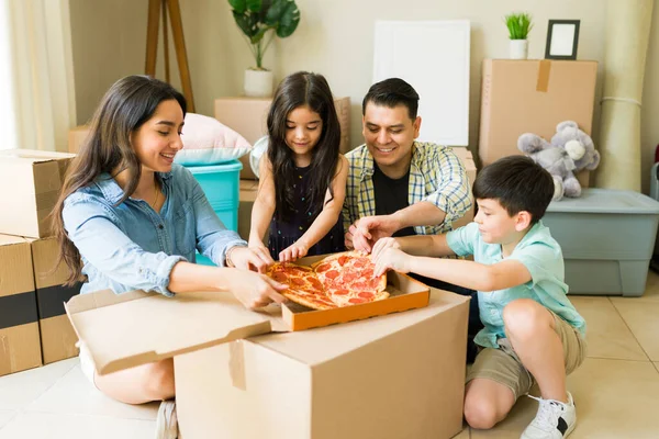 Cheerful Family Taking Break Eating Pizza Together Unpacking Boxes While — Stock Photo, Image