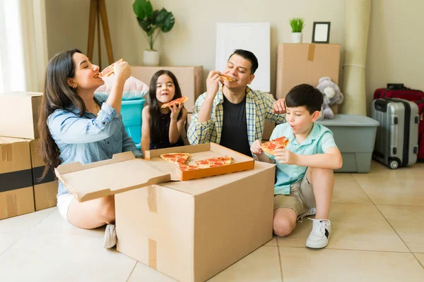 Famille Détendue Dîner Manger Pizza Sur Des Boîtes Carton Tout — Photo