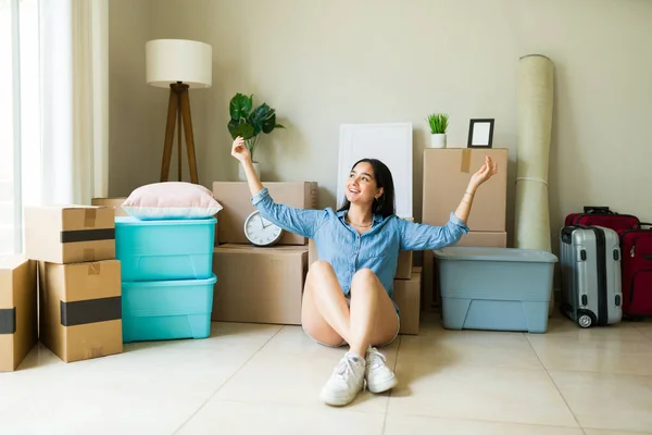 Aufgeregte Unabhängige Frau Feiert Den Kauf Einer Neuen Wohnung Oder — Stockfoto