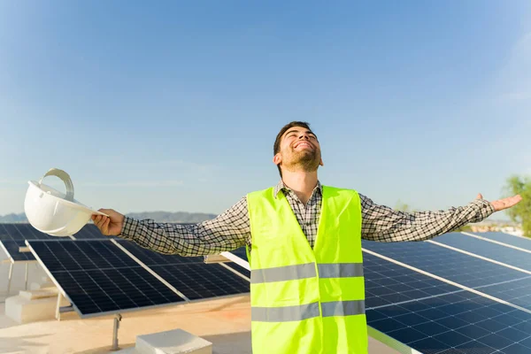 Nadšený Muž Inženýr Bezpečnostní Vestou Helmou Slaví Dokončení Instalace Solárních — Stock fotografie