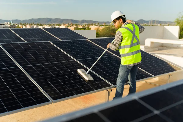 Ingeniero Una Azotea Doméstica Limpiando Los Paneles Solares Las Células —  Fotos de Stock