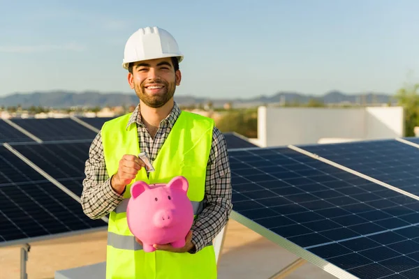 Retrato Feliz Ingeniero Latino Usando Una Alcancía Mientras Ahorra Energía —  Fotos de Stock