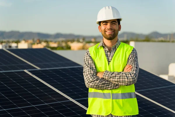 Ingeniero Hombre Atractivo Sonriendo Mientras Trabaja Instalación Paneles Solares Energía —  Fotos de Stock
