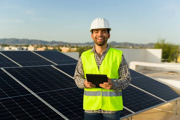 Ingeniero Latino Alegre Trabajando Con Generación Energía Paneles Solares Utilizando —  Fotos de Stock