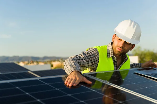 Ingeniero Guapo Revisando Los Paneles Solares Las Células Fotovoltaicas Mientras —  Fotos de Stock
