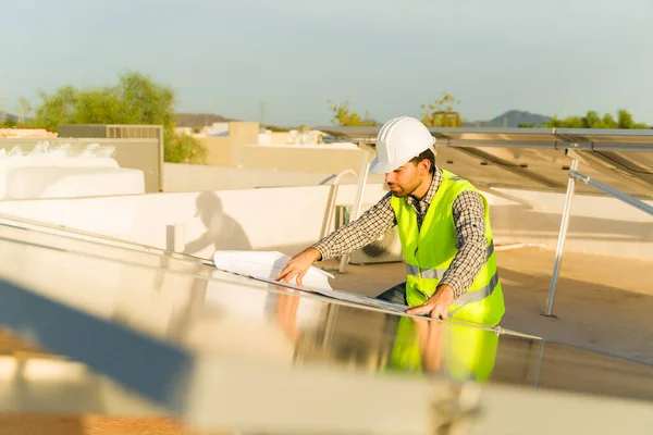 Ingeniero Masculino Mirando Los Planos Instalación Los Paneles Solares Las —  Fotos de Stock
