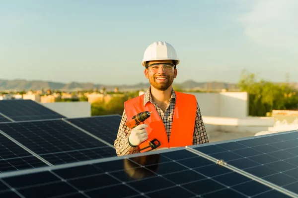 Ingeniero Alegre Sonriendo Usando Taladro Durante Las Instalaciones Paneles Solares —  Fotos de Stock