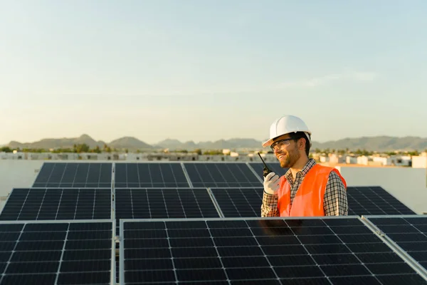 Ingeniero Guapo Usando Walkie Talkie Mientras Trabaja Con Paneles Solares —  Fotos de Stock