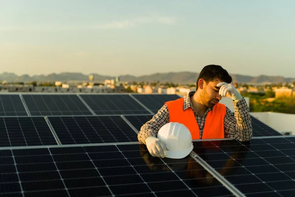 Güneş Panelleri Fotovoltaik Hücreler Kullanırken Mühendis Olarak Çalışmaktan Sorunları Yaşamaktan — Stok fotoğraf