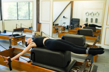 Fitness aktif kadın güzel bir fitness merkezinde pilates kursuna gidiyor. 