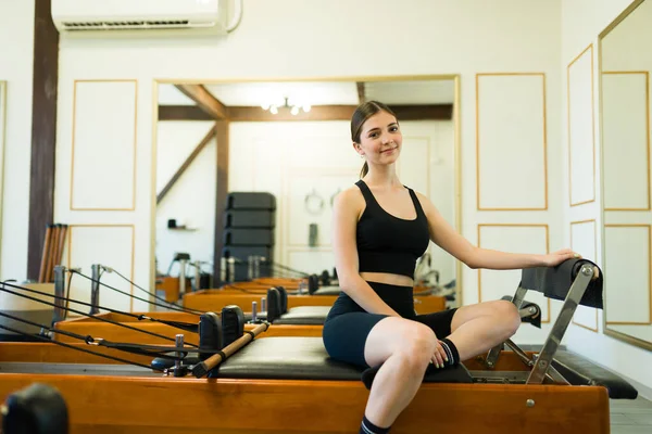 Caucásico Feliz Joven Mujer Disfrutando Clase Pilates Mirando Feliz Terminar — Foto de Stock