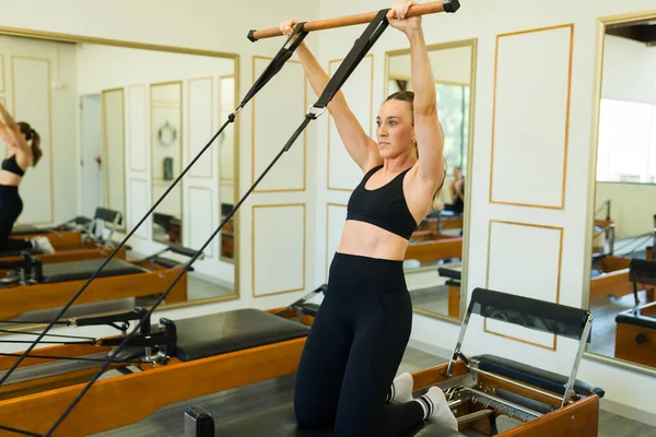 Atletische Jonge Vrouw Doet Een Reformer Bed Pilates Workout Een — Stockfoto